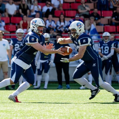 Miro Kadmiry ger bollen åt Tom Suoste i semifinalen mot Sverige.