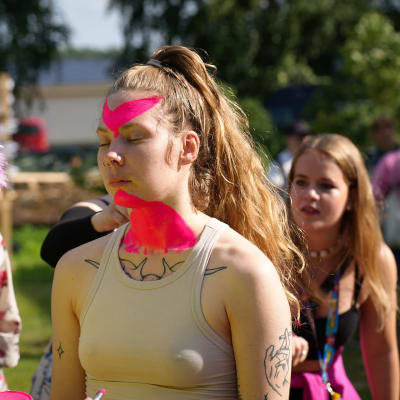 Bodypaintingia Jättömaa-festivaalilla. 