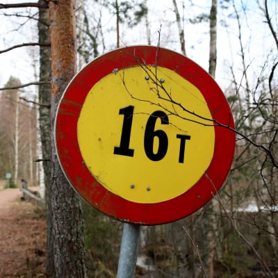 Varoitusmerkki ennen siltaa. Merkki kertoo, että sillalle ei saa mennä yli 16 tonnia painavalla kuormalla.