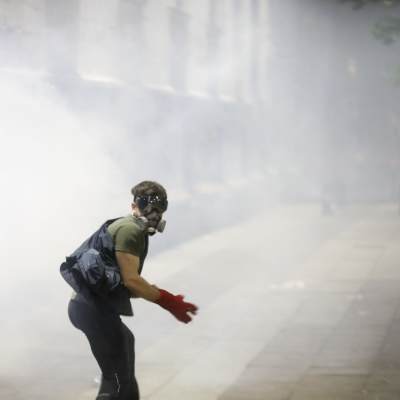 En demonstrant i Georgien i en heltäckande gasmask och gummihandskar.