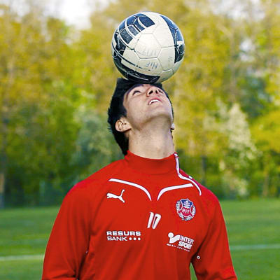 Robert Mirosavic balanserar en fotboll på huvudet i serien Blågula drömmar.