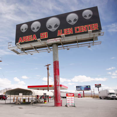 Area 51 Alien Center skylt