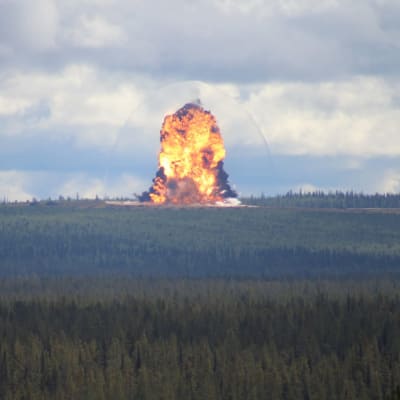 Puolustusvoimien käytöstä poistettuja räjähteitä hävitetään räjäyttämällä Kittilän Hukkakerossa.