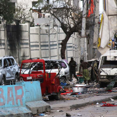 Katunäkymä Mogadishusta, jossa näkyy pommin tuhoja.