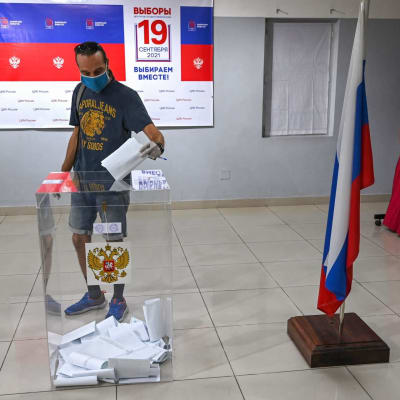 Venäläinen äänestäjä vaalihuoneella duuman vaaleissa sunnuntaina.
