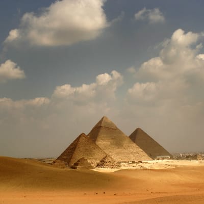 Näkymä Gizan pyramideista keskipäivän valossa.