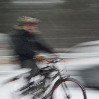 Vauhdikas kuva kaksipyöräisestä liikenteessä.