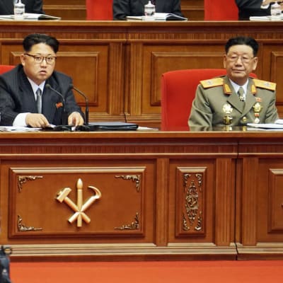 Pohjois-Korean johtaja Kim Jong-un puoluekokouksessa maanantaina.