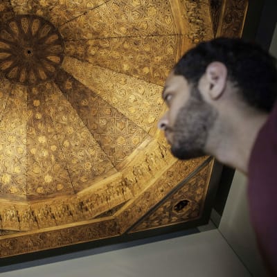 Taidetta katossa. Berliiniläisessä islamilaisen taiteen museossa vieraileva syyrialainen Houmam Daadoush kertoo, että monet asiat kotimaasta ovat unohtuneet Saksassa.