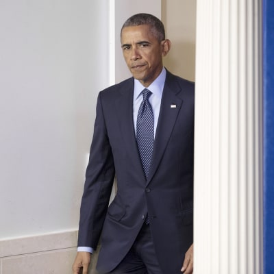 Barack Obama saapumassa tiedotustilaisuuteen Washingtonissa.