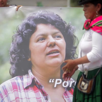 Panderollissa murhatun Berta Cáceresin kuva.