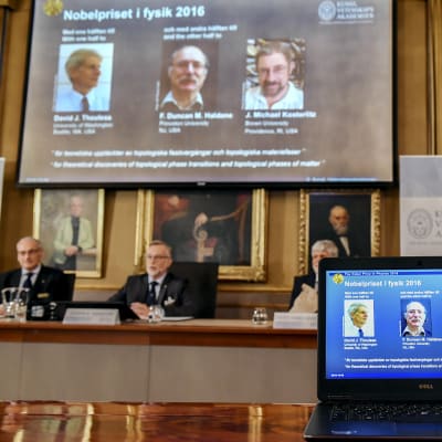 David J. Thouless sekä F. Duncan M. Haldane ja J. Michael Kosterlitz jakavat tämänvuotisen fysiikan Nobel-palkinnon.