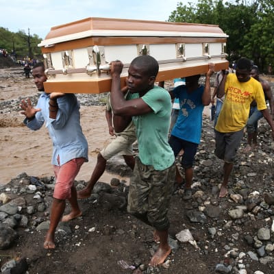 Ihmiset kantoivat arkkua Petit Goavessa Haitilla 5. lokakuuta 2016. 