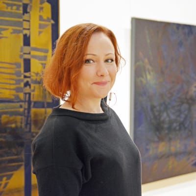 Tiina Pyykkinen seisoo Tampereen Taidemuseossa.