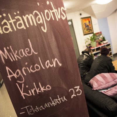 Sininauhasäätiön päiväkeskuksessa kerrottiin tänäänkin Helsingin seurakuntien järjestämästä hätämajoituksesta. Vastavuoroisesti kirkoissa kerrotaan yöpyjille, että Sininauhasäätiön päiväkeskukseen voi mennä esimerkiksi suihkuun.