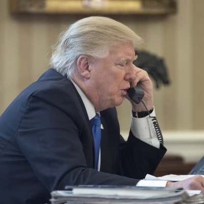 Donald Trump puhuu puhelimeen.