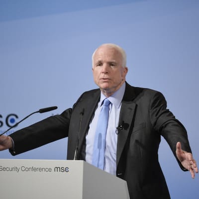 John McCain puhumassa Münchenin turvallisuuskonferenssissa perjantaina.