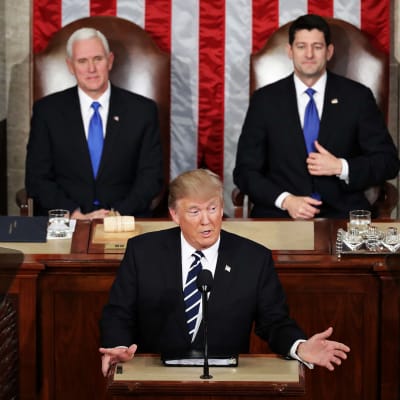 Yhdysvaltain presidentti Donald Trump piti ensimmäisen puheensa Yhdysvaltain kongressille. Hänen takanaan istuvat Mike Pence (vas.) ja Paul Ryan (oik.).