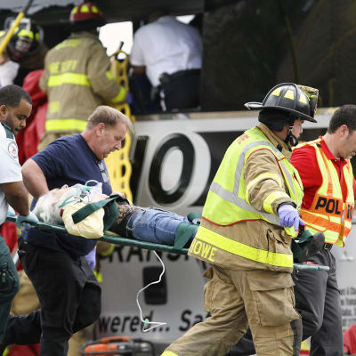 Pelastushenkilökunta kantoi loukkaantunutta onnettomuuspaikalla Biloxissa, 7. maaliskuuta.