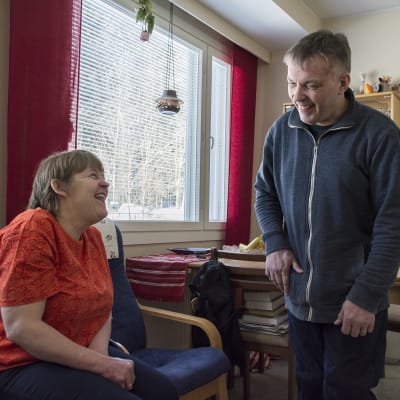 Päivi ja Mika keittiössään