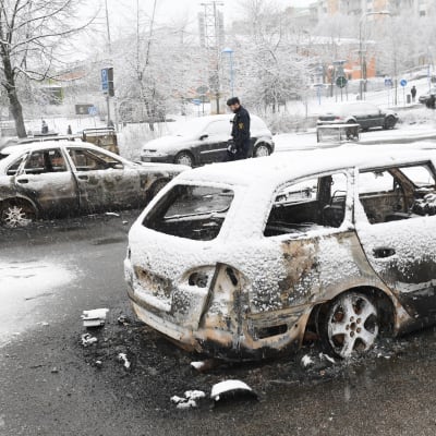 Lumen peittämiä poltettuja autoja