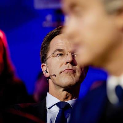 Hollannin pääministeri Mark Rutte (taka-alalla) ja vapauspuolueen johtaja Geert Wilders.