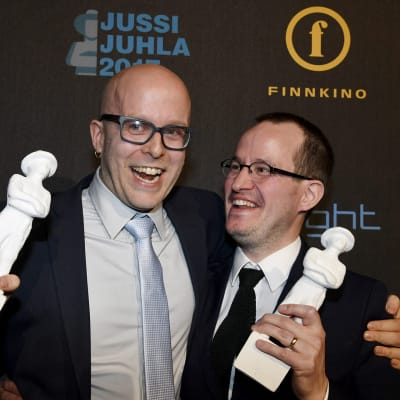 Parhaan elokuvan Jussi-patsaan vastaanottivat ohjaaja Juho Kuosmanen ja tuottaja Jussi Rantamäki (vas.) elokuvasta Hymyilevä mies