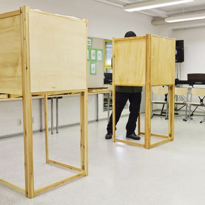 Äänestäjä äänestyskopissa Iivisniemen koululla Espoossa kuntavaalien vaalipäivänä sunnuntaina 9. huhtikuuta.
