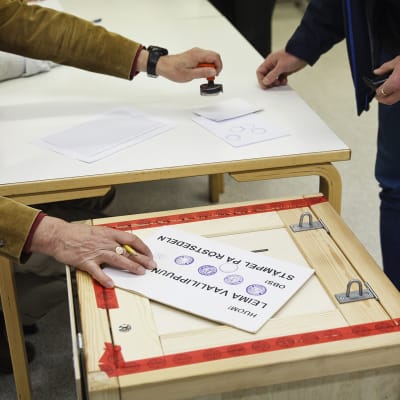 Äänestämistä kuntavaaleissa 2017.