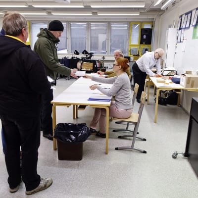 Äänestäjiä äänestämässä kuntavaaleissa Iivisniemen koululla Espoossa.