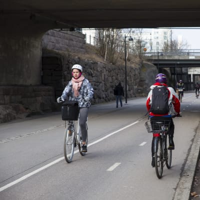 Pyöräilijöitä kevyenliikenteenväylä Baanalla Helsingin keskustassa.