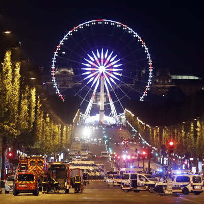 Poliiseja Champs Elyseellä.