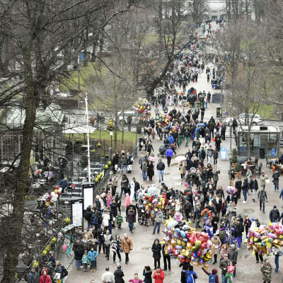 Vapun juhlintaa vappuaattona Helsingin keskustassa 30. huhtikuuta 2017.