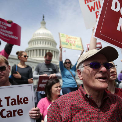 Ihmiset osoittivat mieltään Obamacaren purkamista vastaan Washingtonissa 4. toukokuuta. 