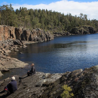 Valamon lounaisrannan pystysuorien kallioiden edestä järvenpohja luisuu jyrkästi alaspäin lahdessa. Ulapan vaahtopäiden kohdalla Laatokka on jo sata metriä syvä.