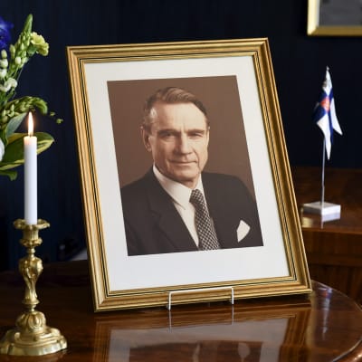 Perjantaina 12. toukokuuta kuolleen presidentti Mauno Koiviston muistovalokuva avoimien ovien päivänä presidentinlinnan työhuoneessa Helsingissä lauantaina 13. toukokuuta 2017.