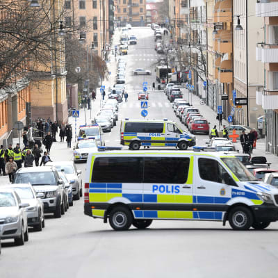 Poliisiautoja Tukholmassa huhtikuisen terrori-iskun jälkeen.