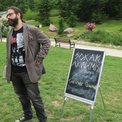 Can Irmak Özinanır sai potkut yliopistosta allekirjoitettuaan  rauhanvetoomuksen. Nyt hän opettaa ilmaiseksi puistoissa.