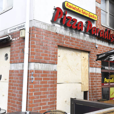 Pizzeriassa syttyi sunnuntai-iltana tulipalo, joka oli polttopulloisku kertoo poliisi.