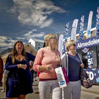 Ihmisiä kävelee ruotsidemokraattien kampanjakojun ohitse Almedalenissa heinäkuun alussa 2017.