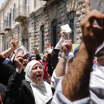 Muslimit protestoivat Jerusalemin vanhan kaupungin portilla.