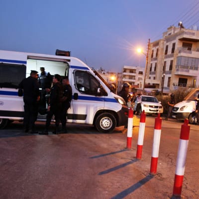 Jordanian turvallisuusjoukkoja Israelin lähetystön edustalla iskun jälkeen.