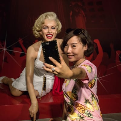 Virailija ottamassa selfietä Marilyn Monroe -nuken kanssa Madame Tussauds -vahakabinetissa Pekingissä, Kiinassa 11. elokuuta.