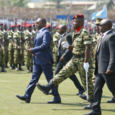 Burundin presidentti Pierre Nkurunziza (sinisessä asussa) osallistui Burundin 55-vuotisen itsenäisyyden juhlallisuuksiin pääkaupungissa Bujumburassa heinäkuun alussa 2017.