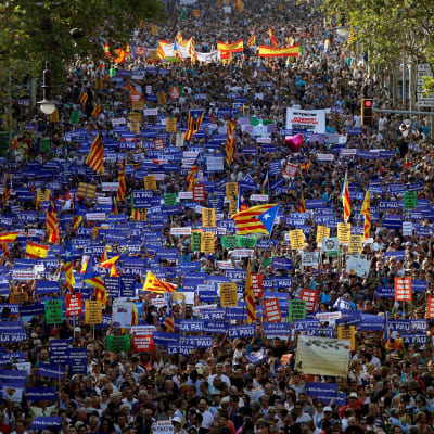 Tuhansia marssijoita rauhanmarssilla La Rambla -bulevardilla.