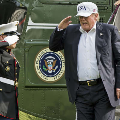 Trump tervehtii sotilasta.