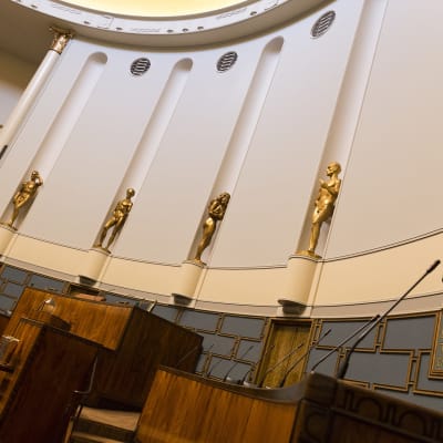 eduskunnan istuntosalin patsaat paljastettiin 05.09.2017