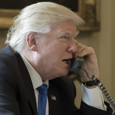 Yhdysvaltain presidentti Donald Trump puhelimessa Valkoisessa talossa.