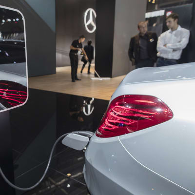 Mercedes Benz sähköautoa ladataan.