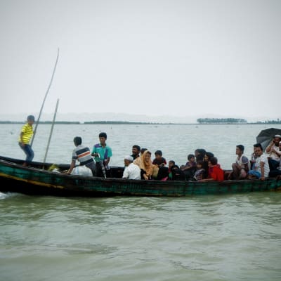 Rohingya-pakolaisia veneessä.